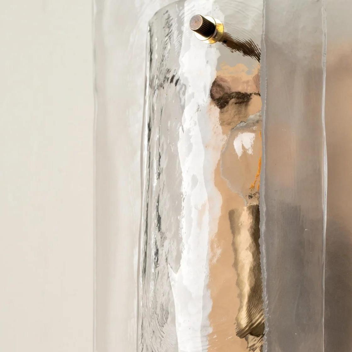 Nahaufnahme der Velora Glasstruktur und Metallhalterung