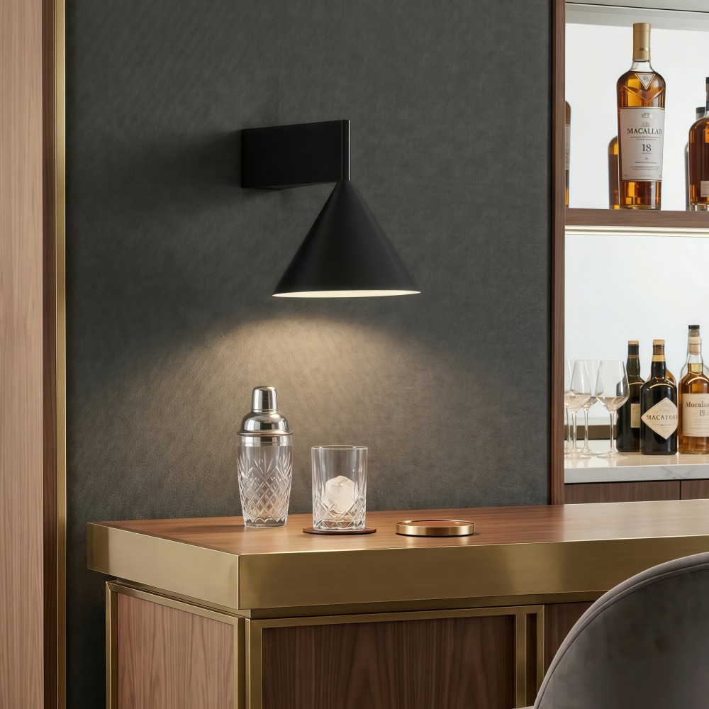 Metorq Wandleuchte an einer Barwand