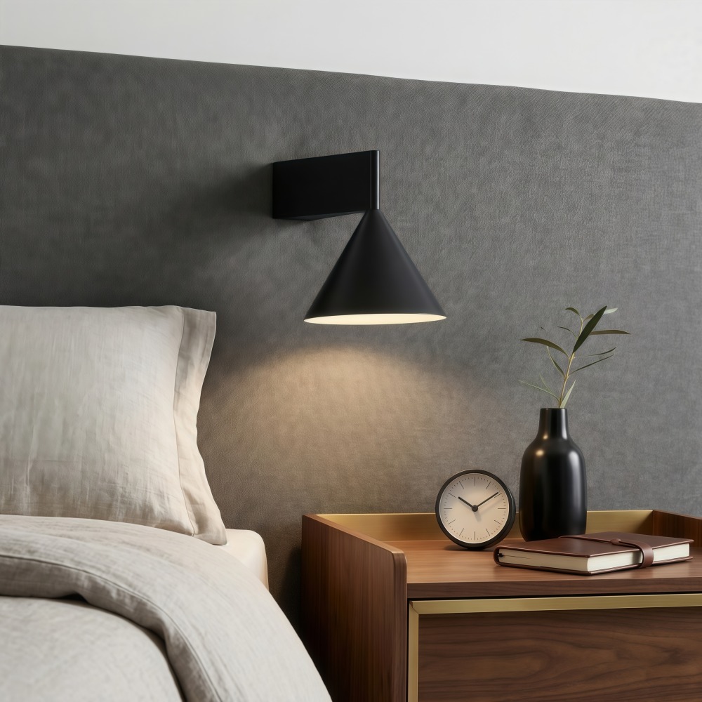 Metorq Wandleuchte am Bett
