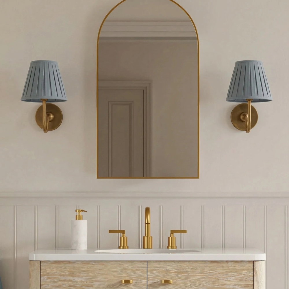 Zwei Luvora Wandleuchten mit blauen Lampenschirmen im Badezimmer
