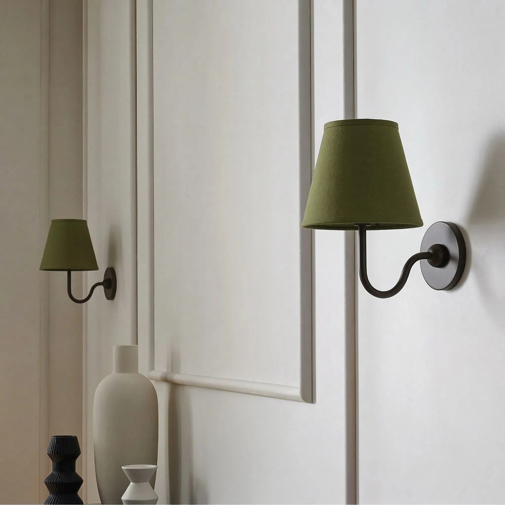 Luvora Wandleuchte mit grünem Lampenschirm an der Wand