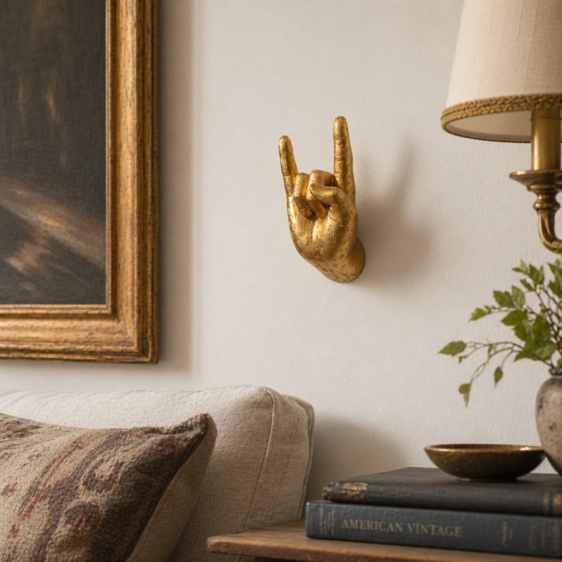 Goldene Hand an einer Wohnzimmerwand
