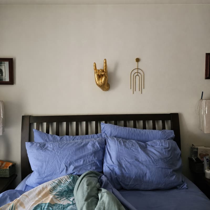 Kundenfoto der goldenen Wandhand im Schlafzimmer