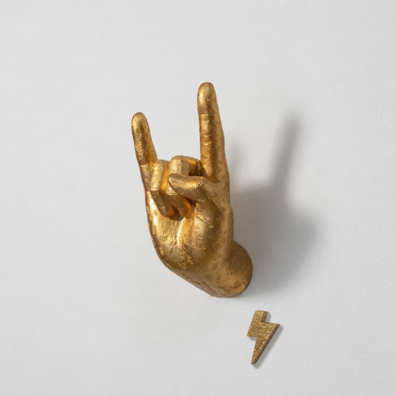 Kundenfoto mit goldener Rock-On-Hand und Blitzdekoration