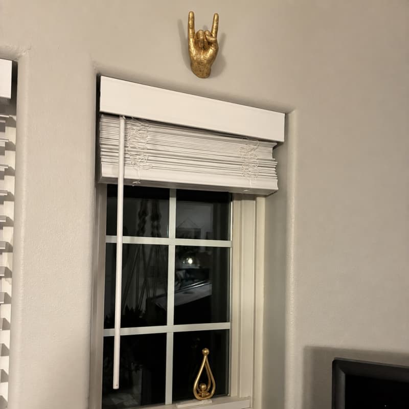 Kundenfoto der goldenen Wandhand über einem Fenster
