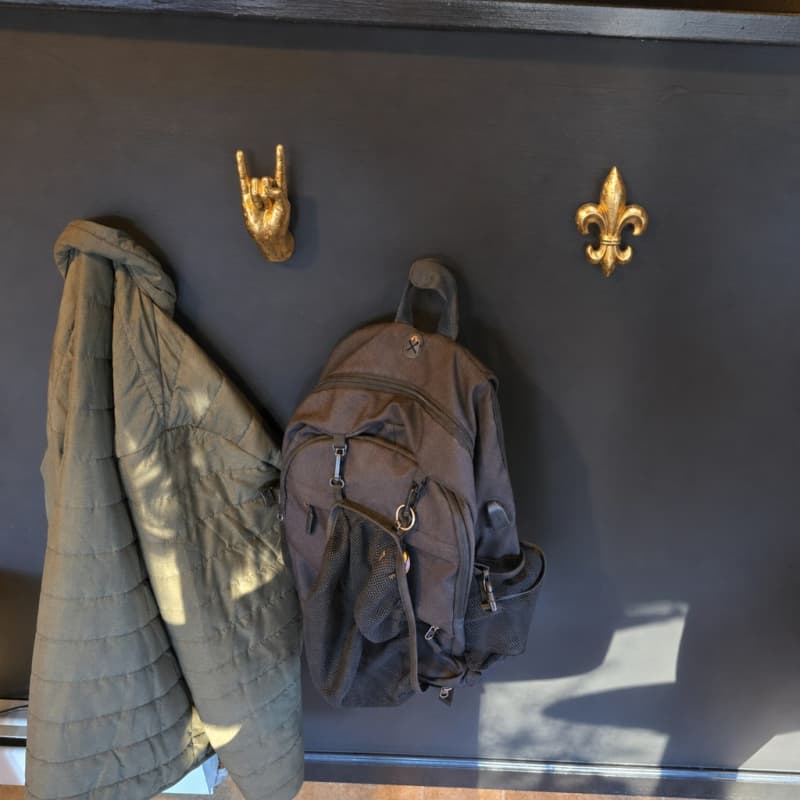 Kundenfoto mit goldener Hand und Rucksack