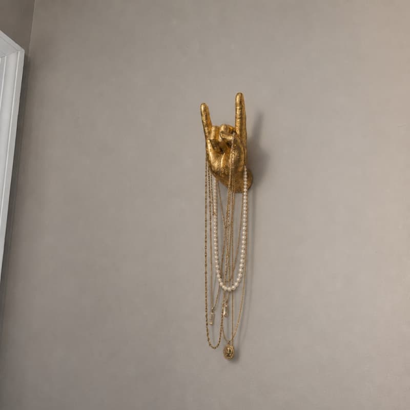 Kundenfoto der goldenen Wandhand mit Schmuck
