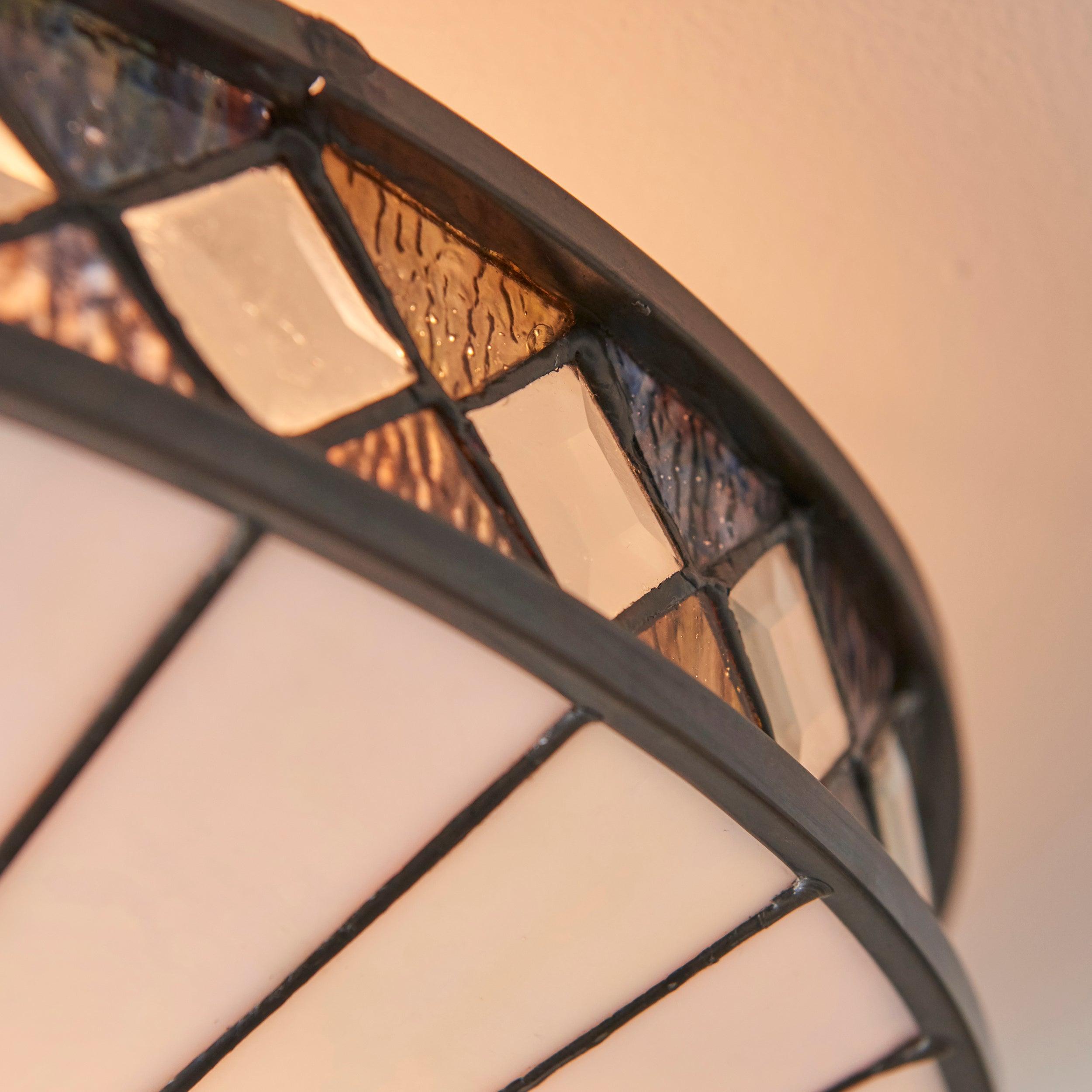 Glas- und Kristalldetail der Tiffany Deckenleuchte