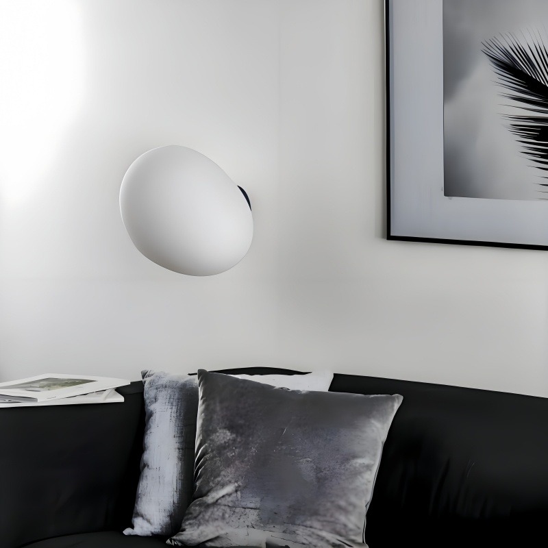 Kundenbewertung mit Gregg Leuchte über einem Sofa