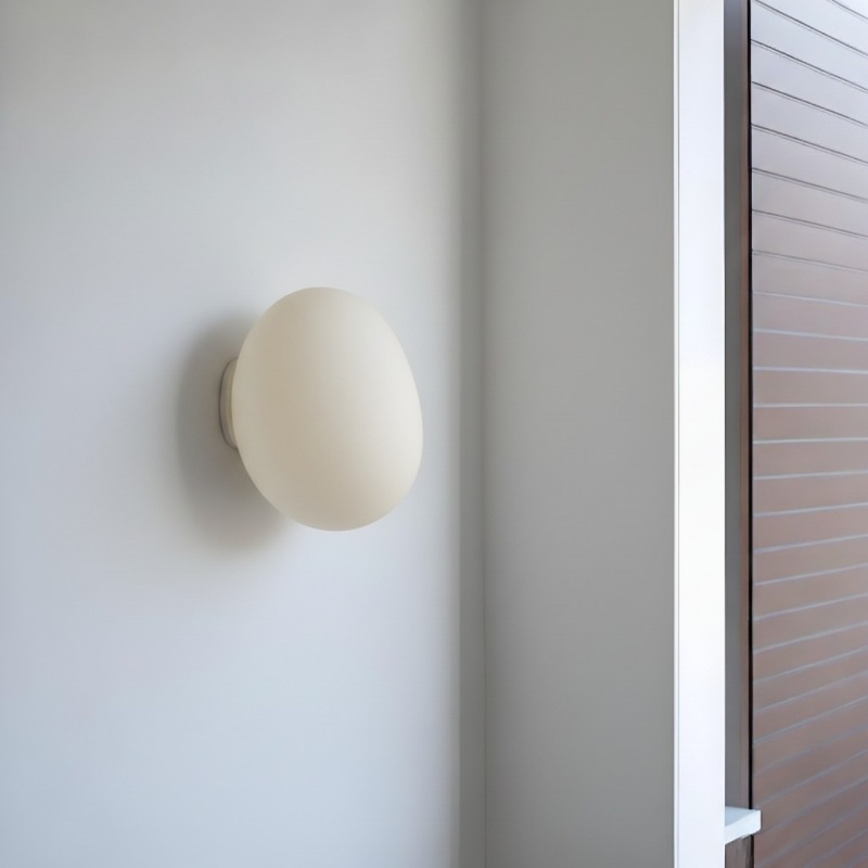Kundenbewertung mit Gregg Leuchte an der Wand