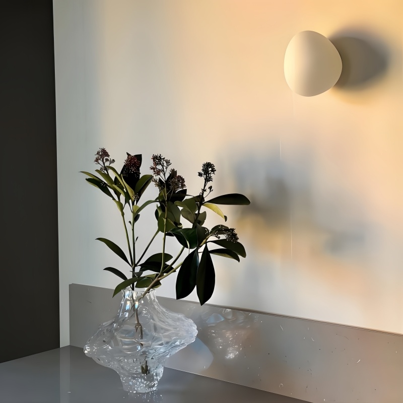 Kundenbewertung mit Gregg Leuchte über einer Vase