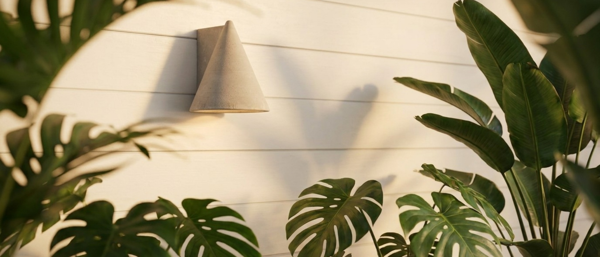 Tapered Shade Concrete Wall Lamp in einem grünen Außenbereich