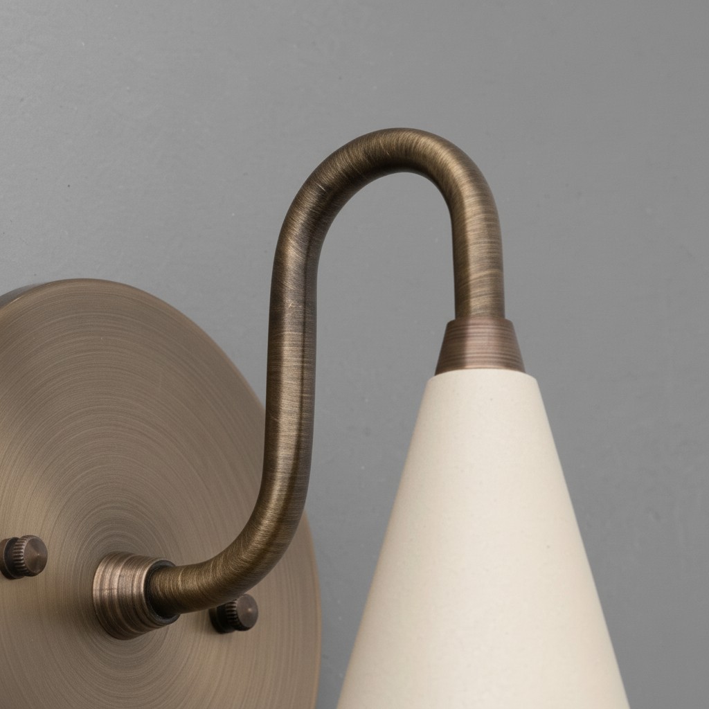Nahaufnahme des gebogenen Curva Metal Arms