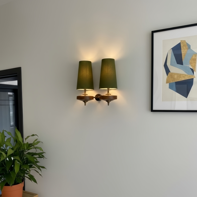 Kundenfoto mit grünen Lampenschirmen an einer Wand