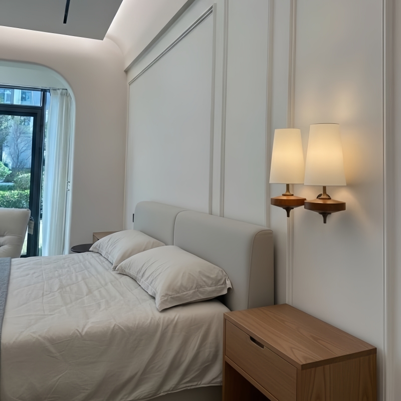 Kundenfoto der Wandleuchte neben einem Bett