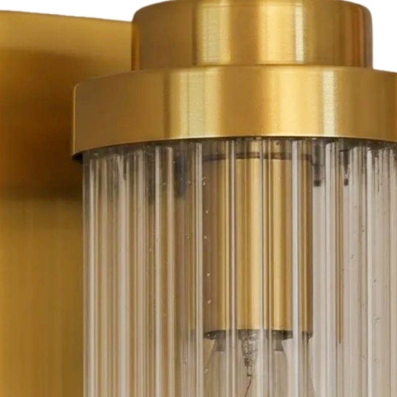 Nahaufnahme der goldenen Metallfassung