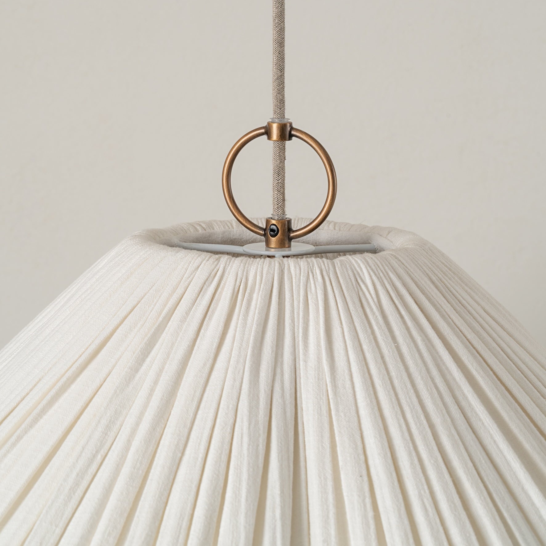 Detail des Rings und plissierten Leinenschirms