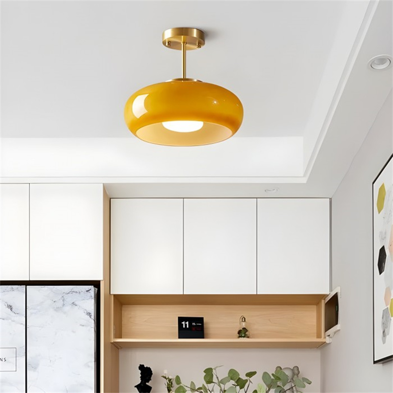 Vintage Bauhaus Deckenlampe in einer Wohnszene