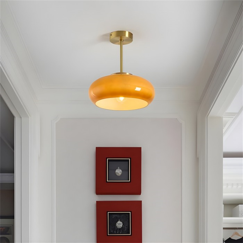 Orangegelbe Bauhaus Deckenlampe in einem Flur