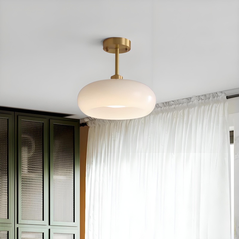 Weiße Bauhaus Deckenlampe mit Messinghalterung am Fenster