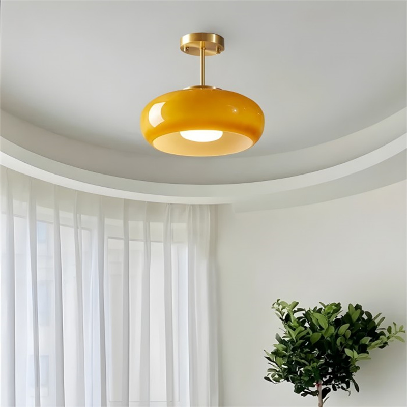 Vintage Bauhaus Deckenlampe mit Messinghalterung und orangegelbem Glasschirm