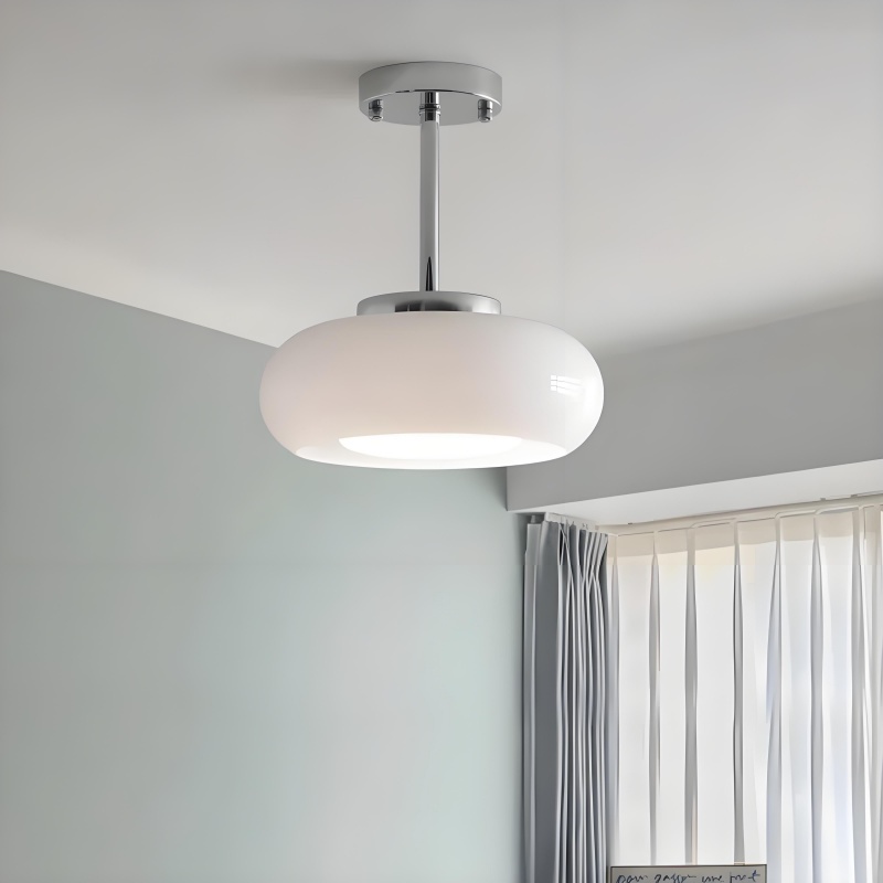 Orangegelbe Bauhaus Deckenlampe mit Chromhalterung in einer Raumszene