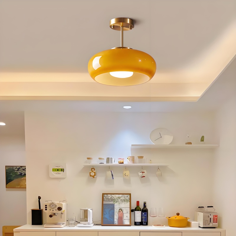 Orangegelbe Bauhaus Deckenlampe über einer Küchenzeile