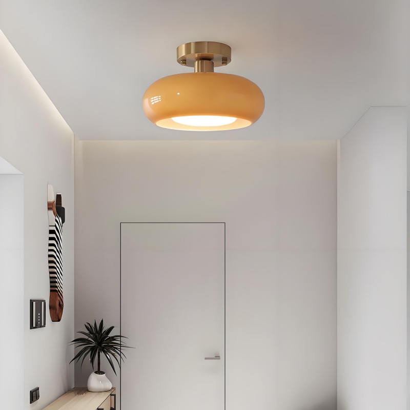 Weiße Bauhaus Deckenlampe mit Messinghalterung