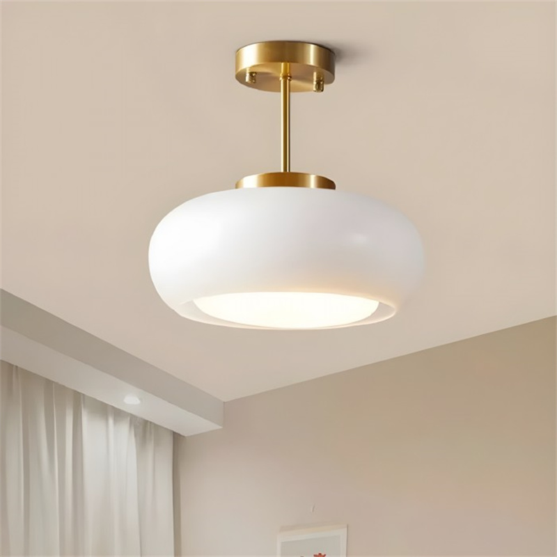Orangegelbe Bauhaus Deckenlampe in einem Flur