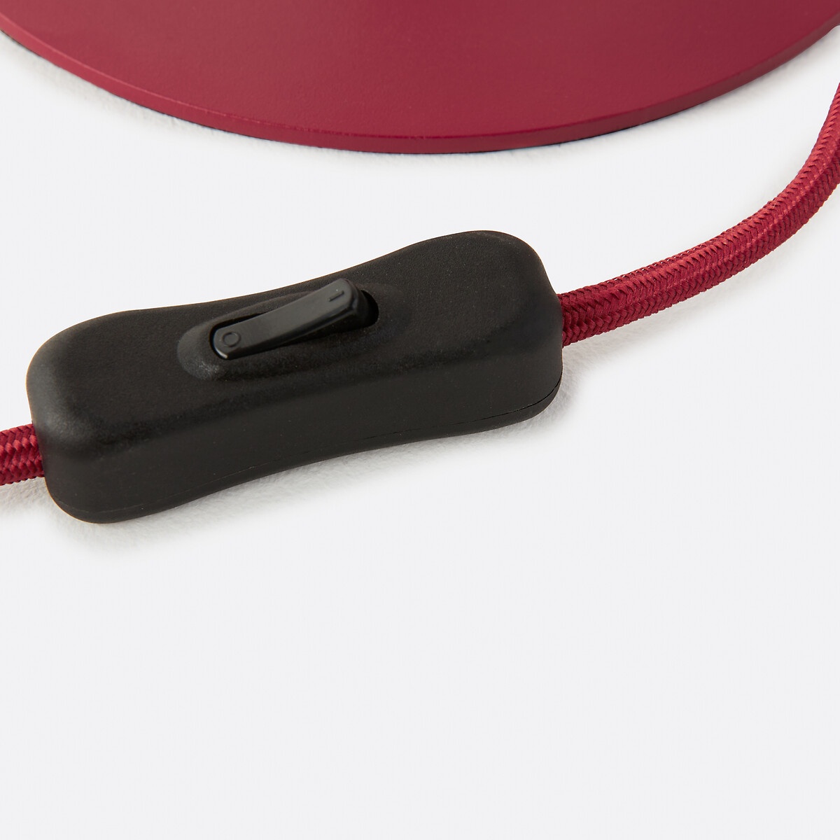 Schalter und Kabeldetail der roten Clinco Tischlampe