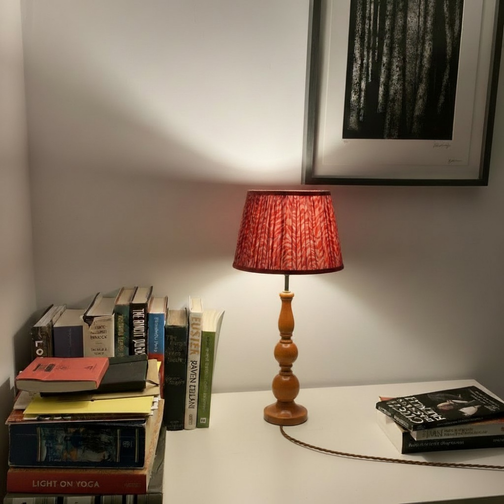 Kundenfoto der Grainora Tischleuchte auf einem Tisch