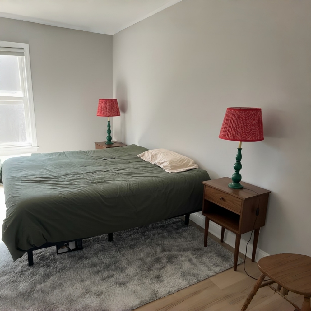 Kundenfoto zweier Grainora Tischleuchten in einem Schlafzimmer