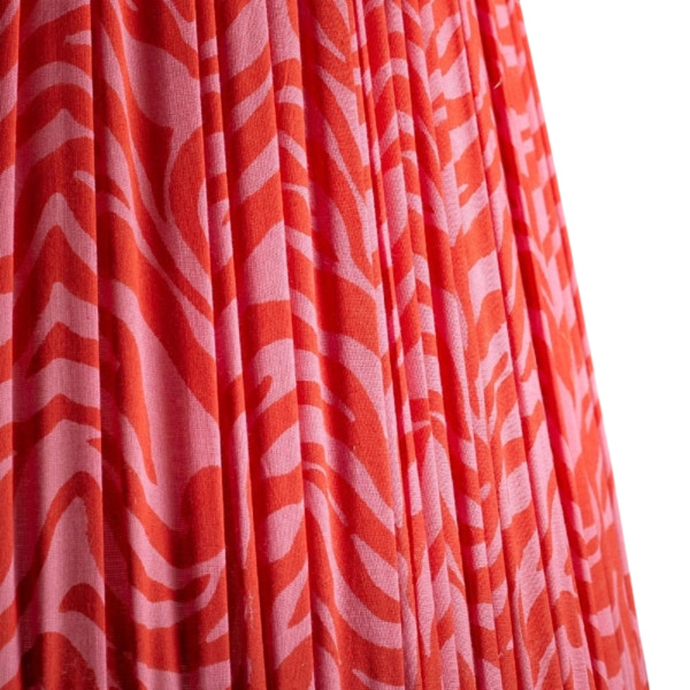Detail des roten Stoffschirms