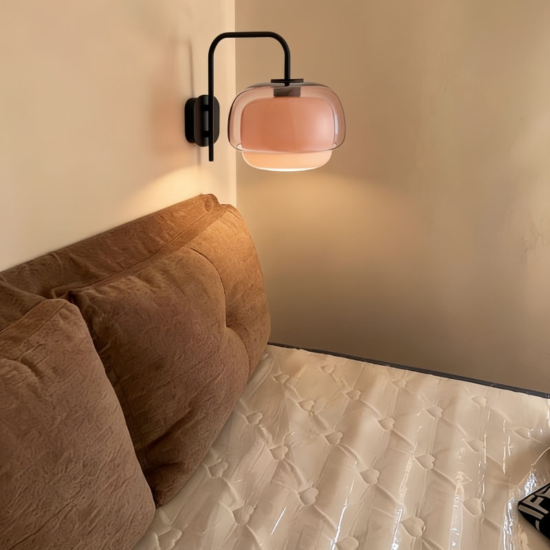 Kundenfoto der rosafarbenen Clinco Wandleuchte über einem Bett