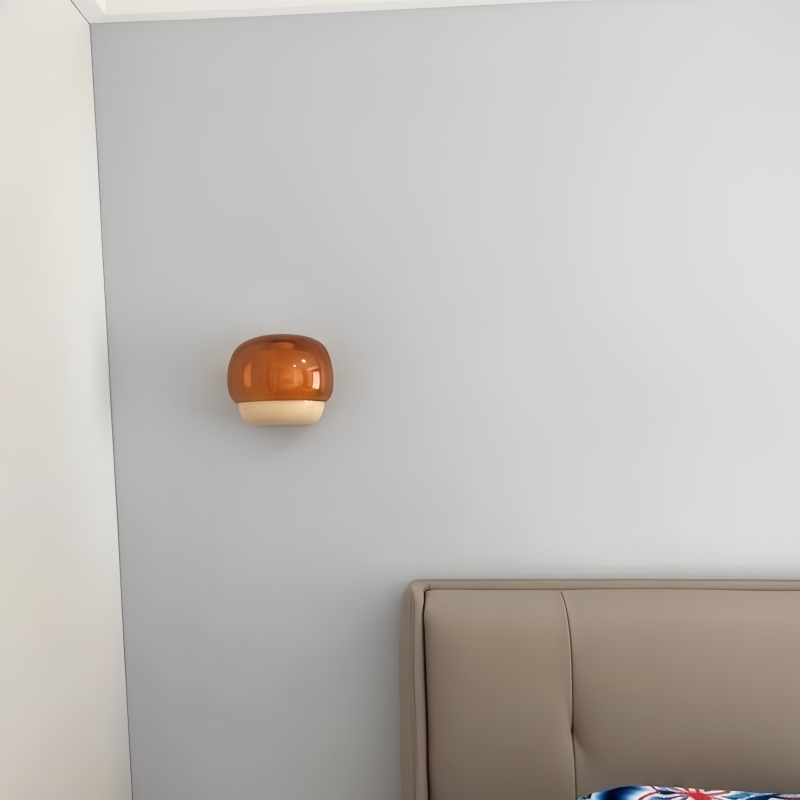 Kundenfoto der orangefarbenen Clinco Wandleuchte an heller Wand