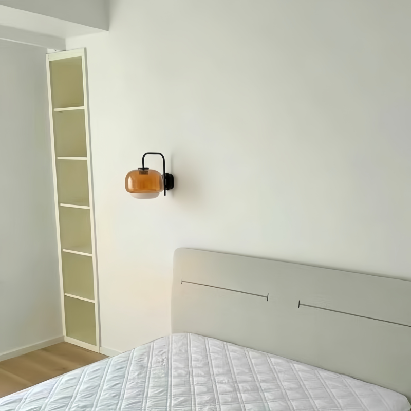 Kundenfoto der orangefarbenen Clinco Wandleuchte in einem Schlafzimmer