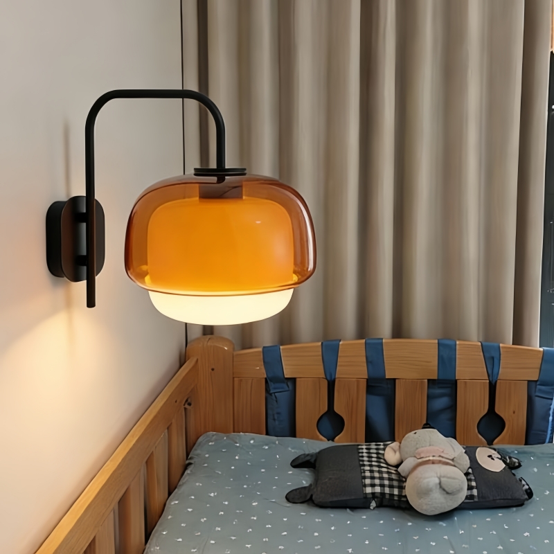 Kundenfoto der Clinco Wandleuchte neben einem Bett
