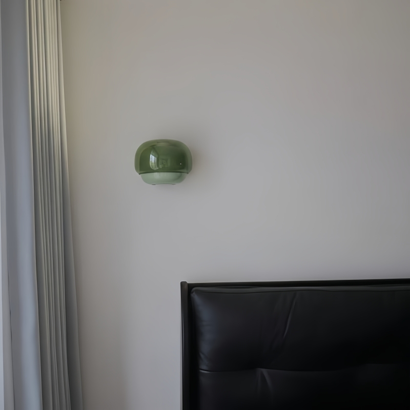 Kundenfoto der grünen Clinco Wandleuchte an einer Schlafzimmerwand
