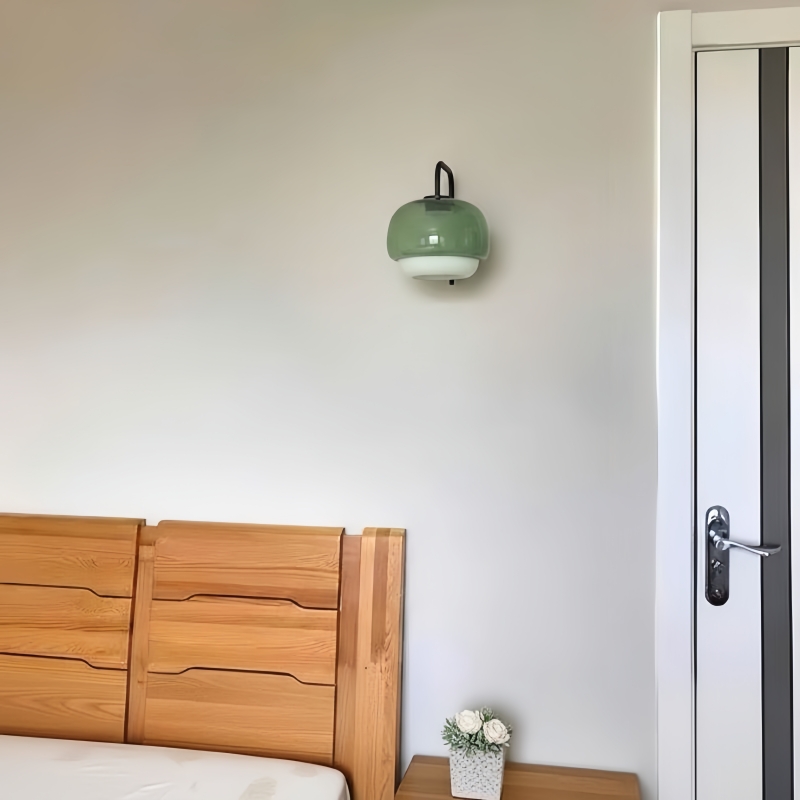Kundenfoto der grünen Clinco Wandleuchte über einem Holzbett