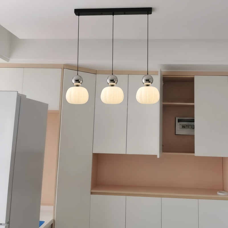 Kundenfoto einer dreiflammigen Ornavigo Pendelleuchte in einer Küche