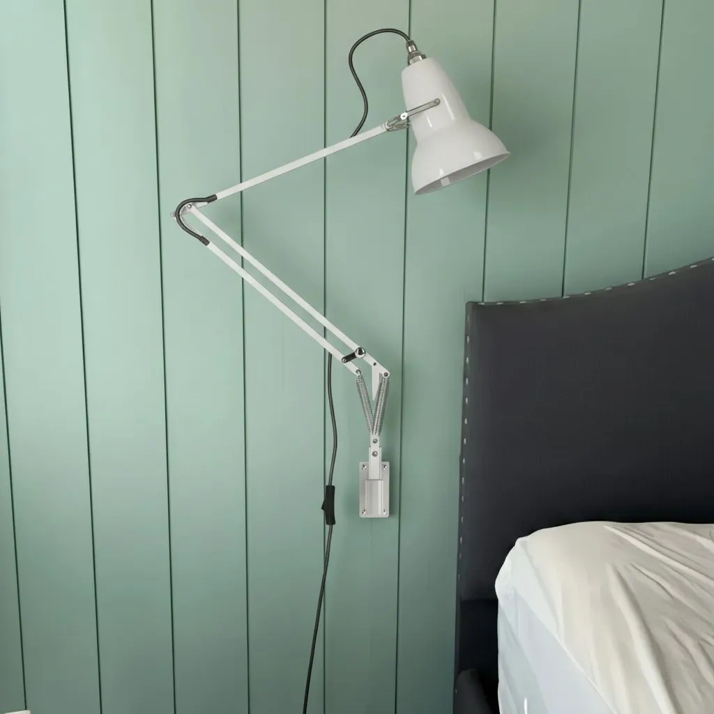 Kundenfoto der weißen Modryx Wandleuchte am Bett