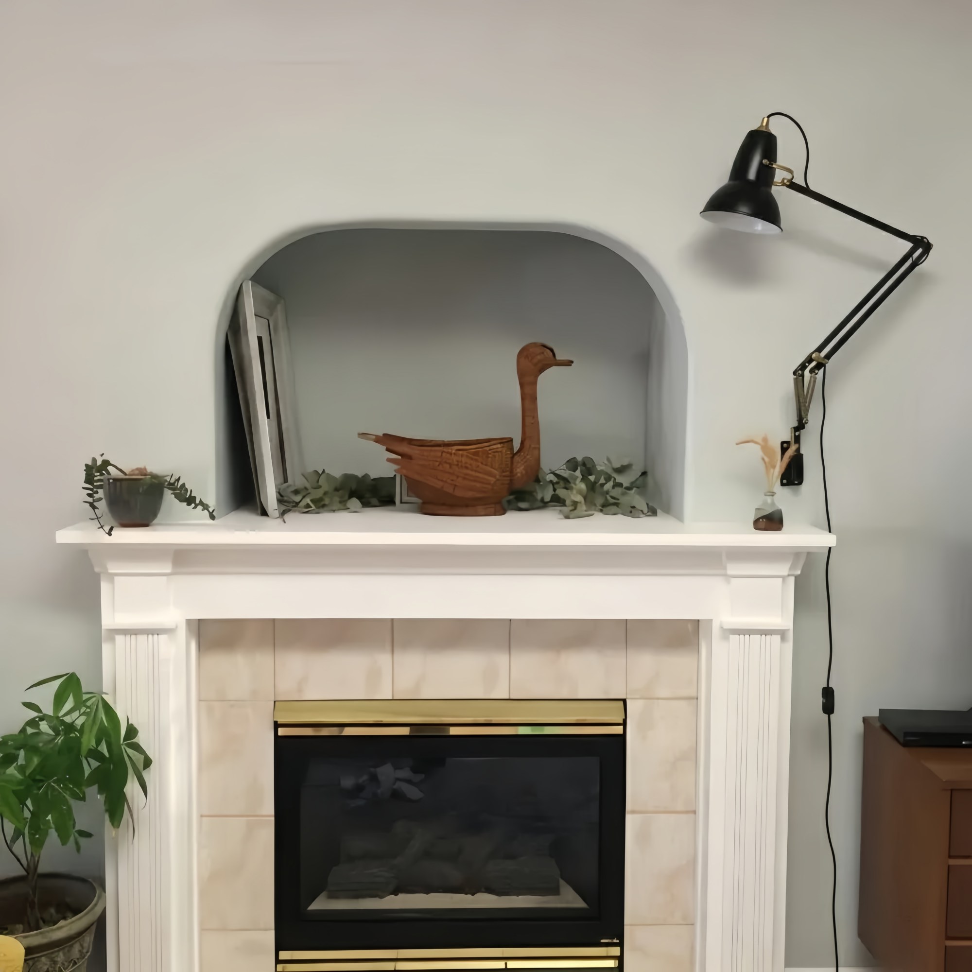 Kundenfoto der Modryx Wandleuchte über einem Kamin