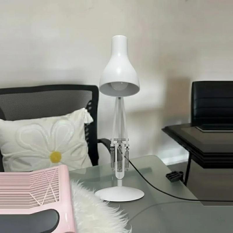 Kundenfoto der weißen Modryx Lampe auf einem Nachttisch
