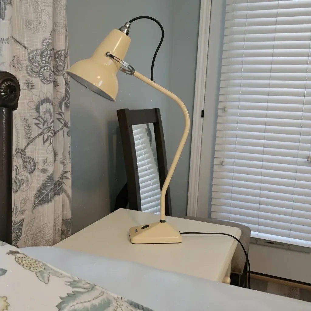 Kundenfoto der Modryx Tischleuchte am Bett