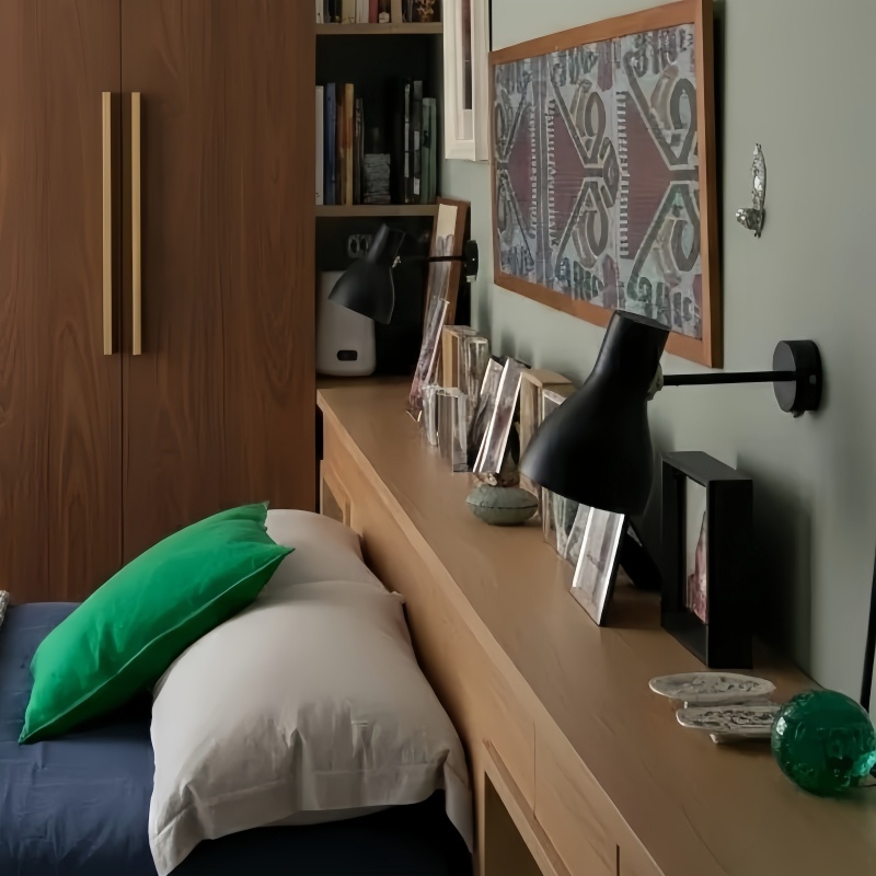Kundenbild mit schwarzer Modryx Wandleuchte am Bett