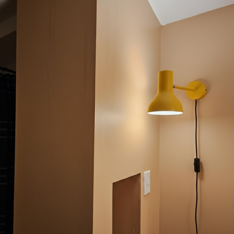 Kundenbild mit gelber Modryx Wandleuchte in einer Ecke