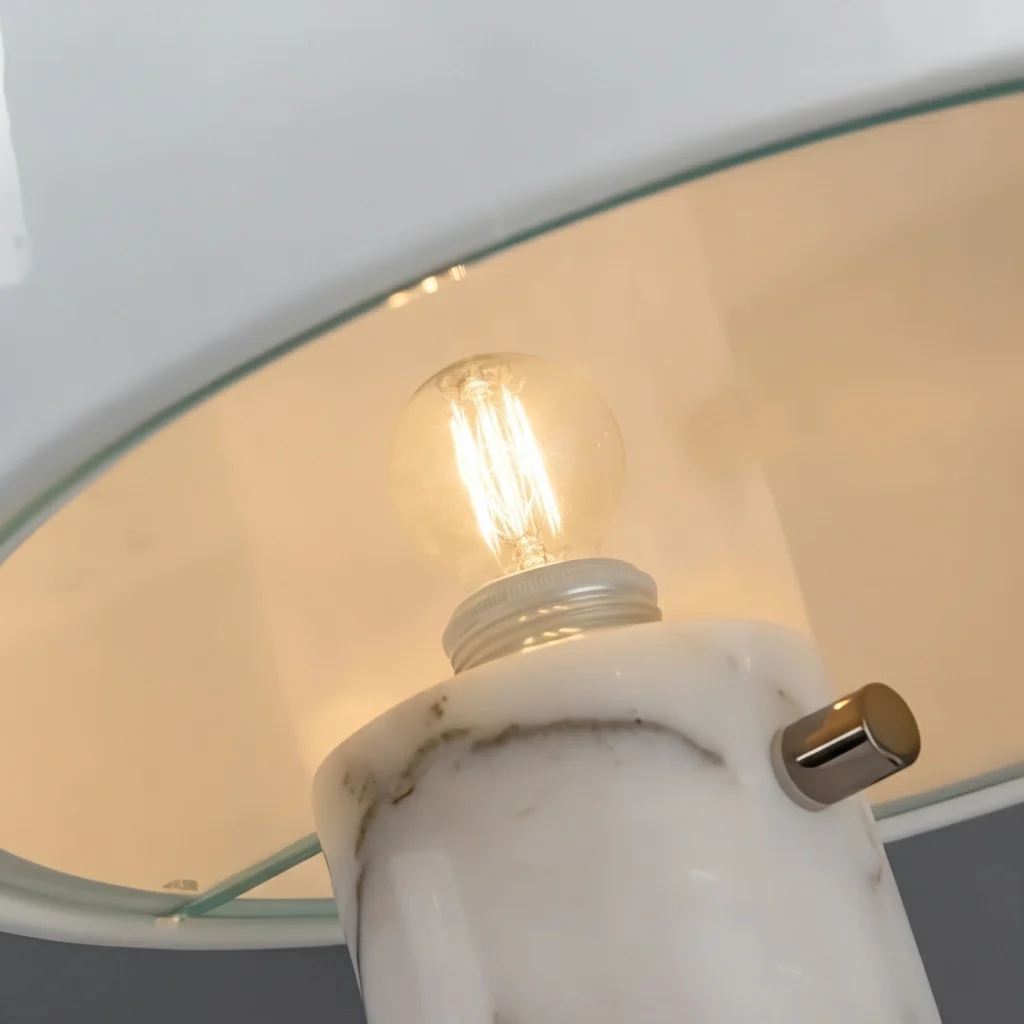 Detailansicht der eingeschalteten Slantia Tischlampe
