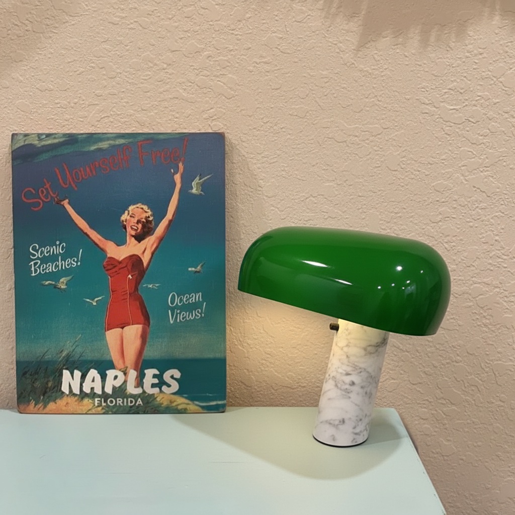 Kundenfoto der grünen Slantia Tischlampe mit Wanddekoration