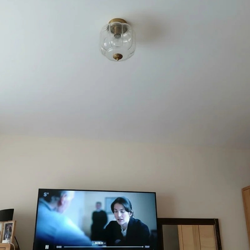 Kundenfoto der klaren Eloise Leuchte im Wohnraum