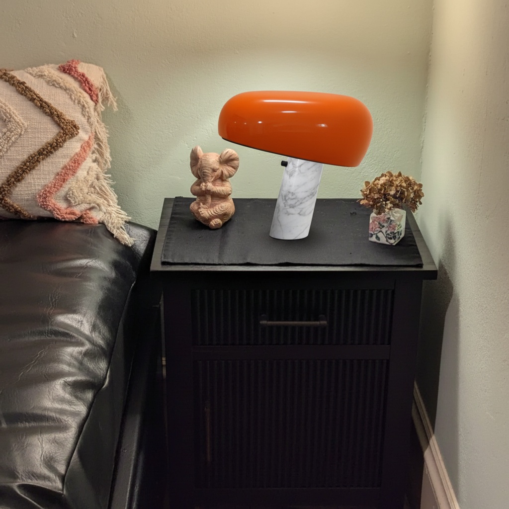 Kundenfoto der orangefarbenen Slantia Tischlampe neben einem Sofa